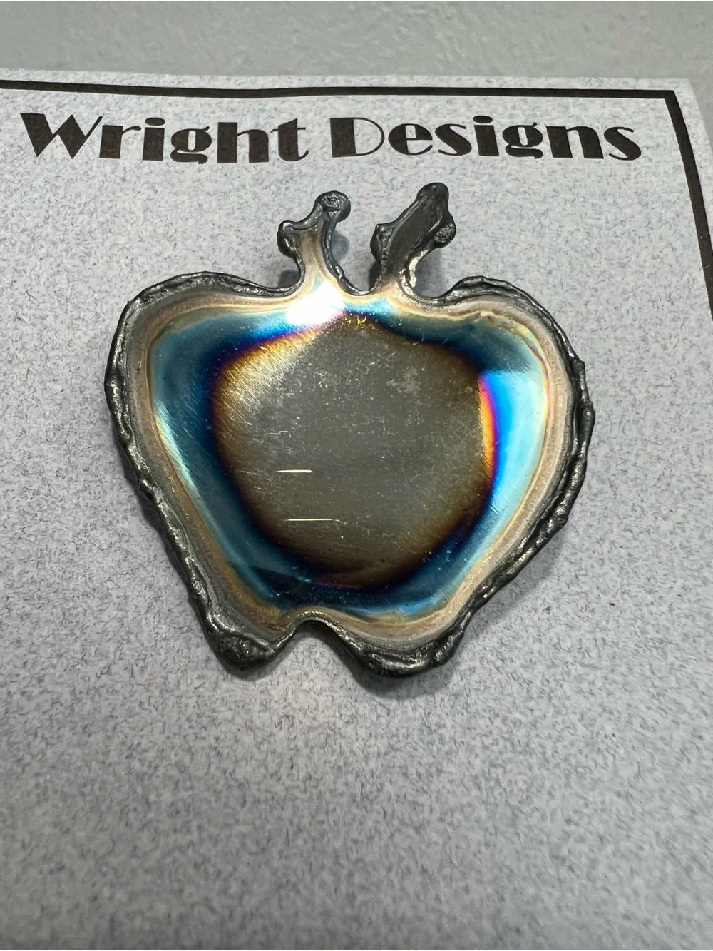 WRIGHT DESIGNS Metal Apple Brooch Pin NEW On Card 2 Scratches See Photo 7